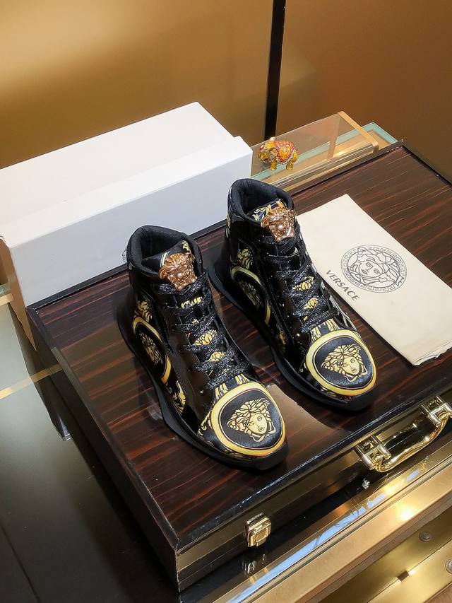 商品名称：Versace 范思哲 正规码数: 38-44 高帮鞋 商品材料：精选 牛皮鞋面，柔软羊皮内里；原厂大底。